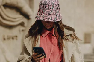 С чем носить панаму весной 2022: модные сочетания от героинь стристайла