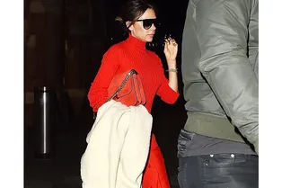 По-прежнему Posh Spice: Виктория Бекхэм покоряет Париж в алом тотал-луке