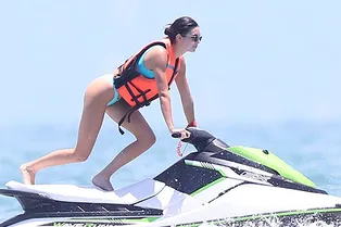 Кендалл Дженнер в голубом бикини отдыхает в Мексике