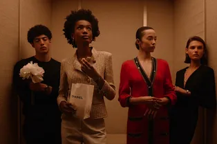 Видео дня: четверо незнакомцев едут в лифте на Луну в новом кампейне Chanel