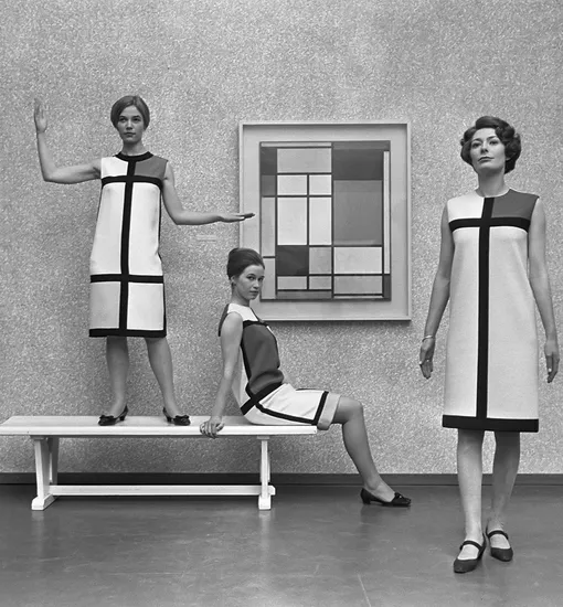 Модели в платьях из коллекции «Mondrian», Yves Saint Laurent, 1965 год