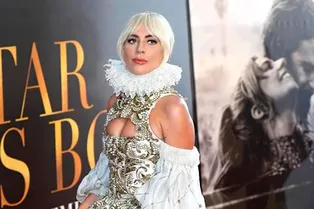 Леди Гага в шекспировском платье Alexander McQueen, которое больше похоже на музейный экспонат