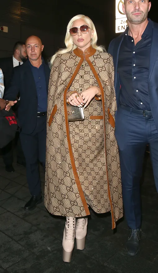 Леди Гага в платье и кейпе Gucci