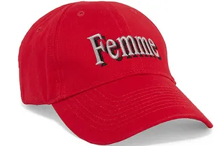 Уже не для спорта: 9 кепок с надписями под шубу, пальто и не только