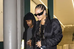 Семейная жизнь: Рианна в прозрачном топе и кожаных брюках на прогулке с бойфрендом A$AP Rocky