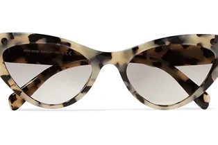 Весной — с пальто, летом — с бикини: 11 очков формы «кошачий глаз» для всех случаев жизни