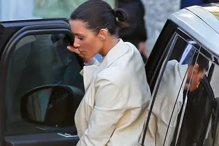 Ким Кардашьян носит кожаный тренч в самом модном оттенке со спортивными штанами и прозрачной обувью