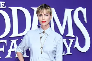 Рубашка с плиссированной юбкой: комфортный образ Шарлиз Терон для красной дорожки