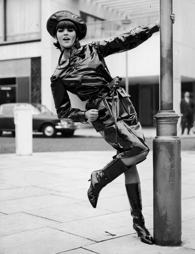 Модель Джеки Бойер в плаще Mary Quant ,1963 год Модель Джеки Бойер в плаще Mary Quant ,1963 год