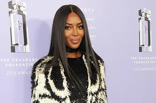 Пайетки, глиттер и перья: Наоми Кэмпбелл в платье Alexander McQueen в Нью-Йорке Пайетки, глиттер и перья: Наоми Кэмпбелл в платье Alexander McQueen в Нью-Йорке