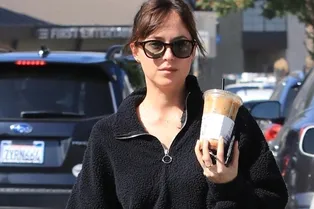 Толстовка из «чебурашки» — новый маст-хэв осени от Дакоты Джонсон