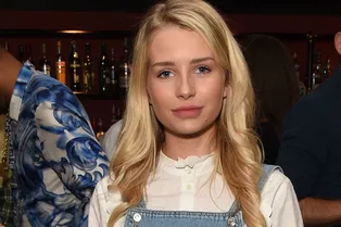 Джинсовый комбинезон и романтичная белая блузка: 20-летняя Лотти Мосс в Лондоне Джинсовый комбинезон и романтичная белая блузка: 20-летняя Лотти Мосс в Лондоне