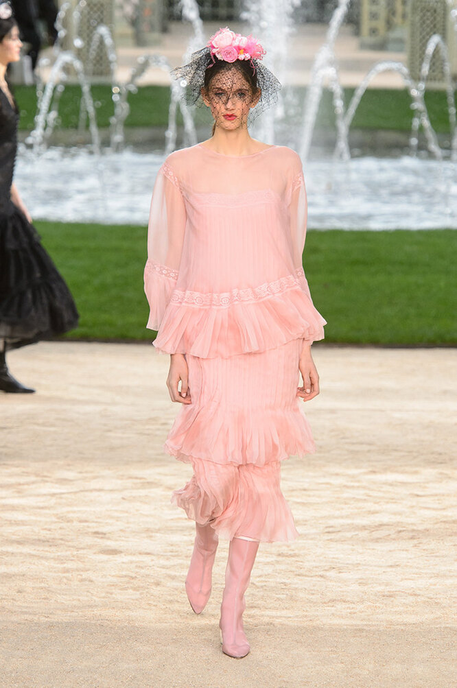 Реклама Шанель розовое платье. Розовая м вода