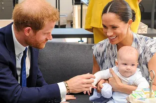 На каникулы к бабушке: Меган Маркл с сыном Арчи проведут отпуск с Елизаветой II