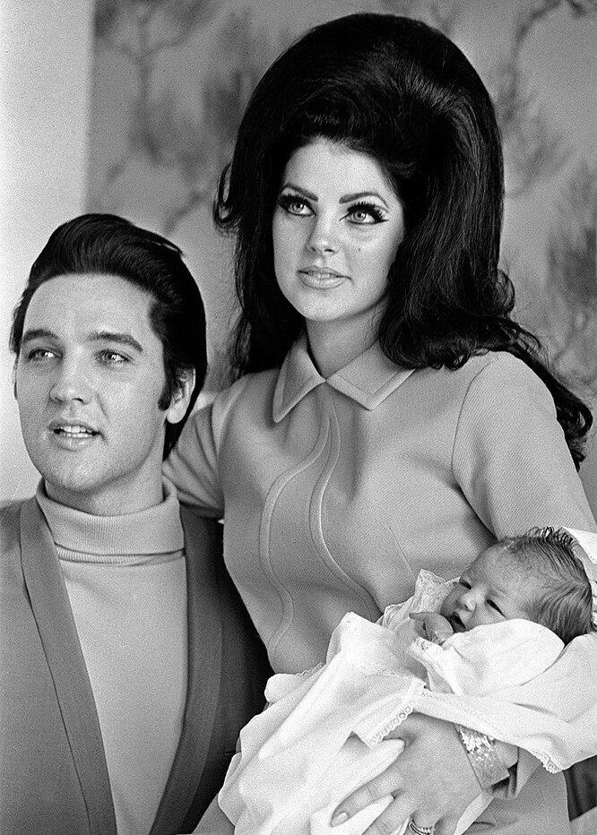 Элвис и Присцилла Пресли со своей новорожденной дочерью Лизой-Марией, 1968 год