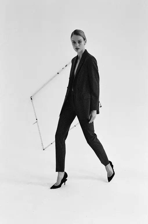 Жакет Calvin Klein 205W39NYC, брюки Calvin Klein 205W39NYC, туфли Maison Margiela