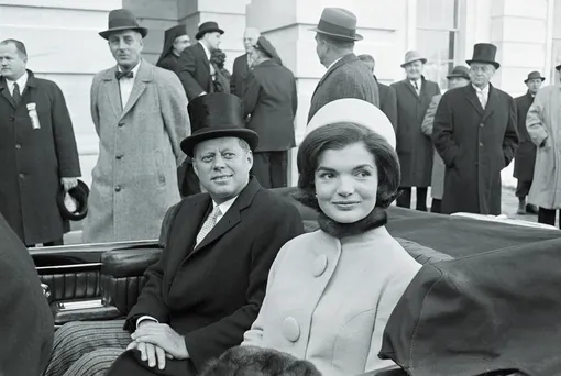 Жаклин Кеннеди в шляпке-таблетке Halston на инаугурации Джона Ф. Кеннеди, 1961