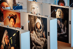 Рассматриваем невероятные национальные костюмы на фотовыставке «Мир в лицах» и признаемся в любви их автору Александру Химушину