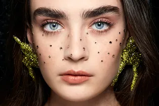 Звезда вечеринки: 11 вариантов макияжа со стразами