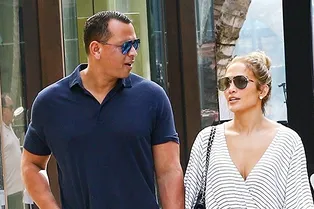 Лето продолжается: Дженнифер Лопез показала фигуру в коротком комбинезоне