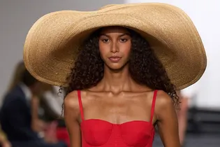 Как выглядят самые модные головные уборы лета-2026