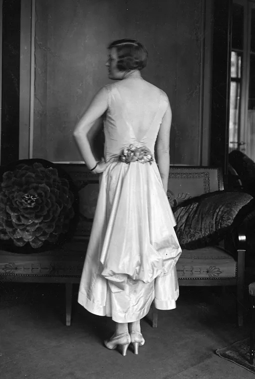 Модель в вечернем платье, 1929 Модель в вечернем платье, 1922