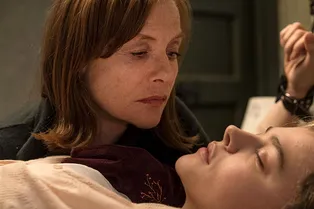 Изабель Юппер, Хлоя Грейс Морец и загадочное убийство в фильме «В объятьях лжи»