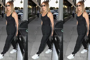 Носим строгие брюки-бананы с кроссовками и боди, как Дженнифер Лопес