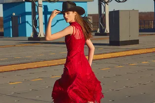 Пайетки, кружево и ковбойская шляпа: 12 модных образов для покорительниц космоса