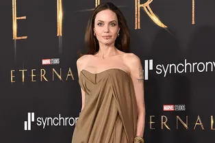 Вау-эффект: Анджелина Джоли в бронзовом платье Balmain и с самым необычным украшением для лица на премьере саги «Вечные»