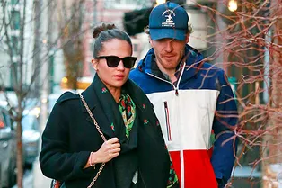 Алисия Викандер в идеальном базовом образе отправилась на шопинг с Майклом Фассбендером