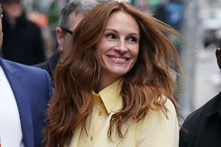 Как носить цветной костюм в этом сезоне? С рубашкой в тон, как Джулия Робертс