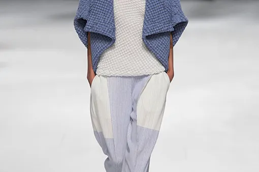 Показ Issey Miyake весна-лето 2015
