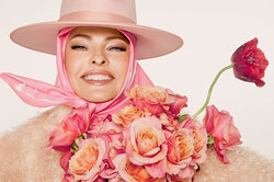 Новая (не)искренность: что съемка Линды Евангелисты для британского Vogue говорит об индустрии моды в целом