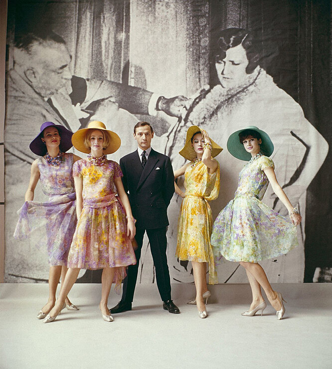 Марк Боан с моделями в платьях из своей первой коллекции для CHRISTIAN DIOR весна-лето 1961