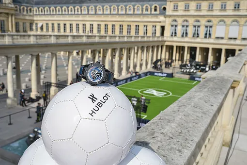 Hublot устроил матч легенд футбола в центре Парижа