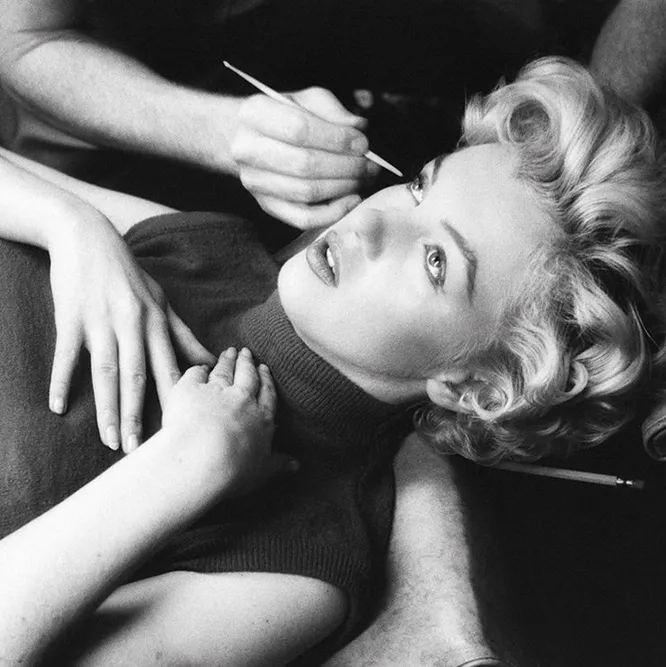 Монро в руках личного стилиста Алана «Уайти» Снайдера (1954)