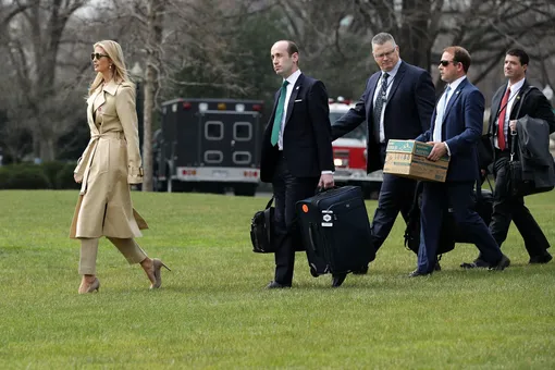 Иванка Трамп в бежевом с ног до головы на лужайке Белого дома