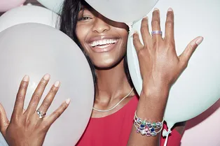 Радужная эмаль, цветные шармы и драгоценные соцветия в новых коллекциях Pandora