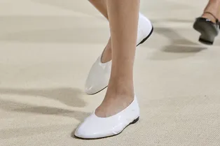 5 модных пар обуви без каблука, которые легко стилизовать с базой