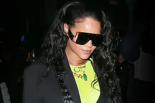 Крупные очки и неоновая футболка: Рианна сочетает главные тренды