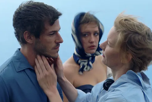 Гаспар Ульель, Адель Экзаркопулос и Сандра Хюллер в фильме «Соблазн» (2019) Гаспар Ульель, Адель Экзаркопулос и Сандра Хюллер в фильме «Соблазн» (2019)