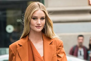 Роузи Хантингтон-Уайтли в костюме цвета охры, который нужен всем