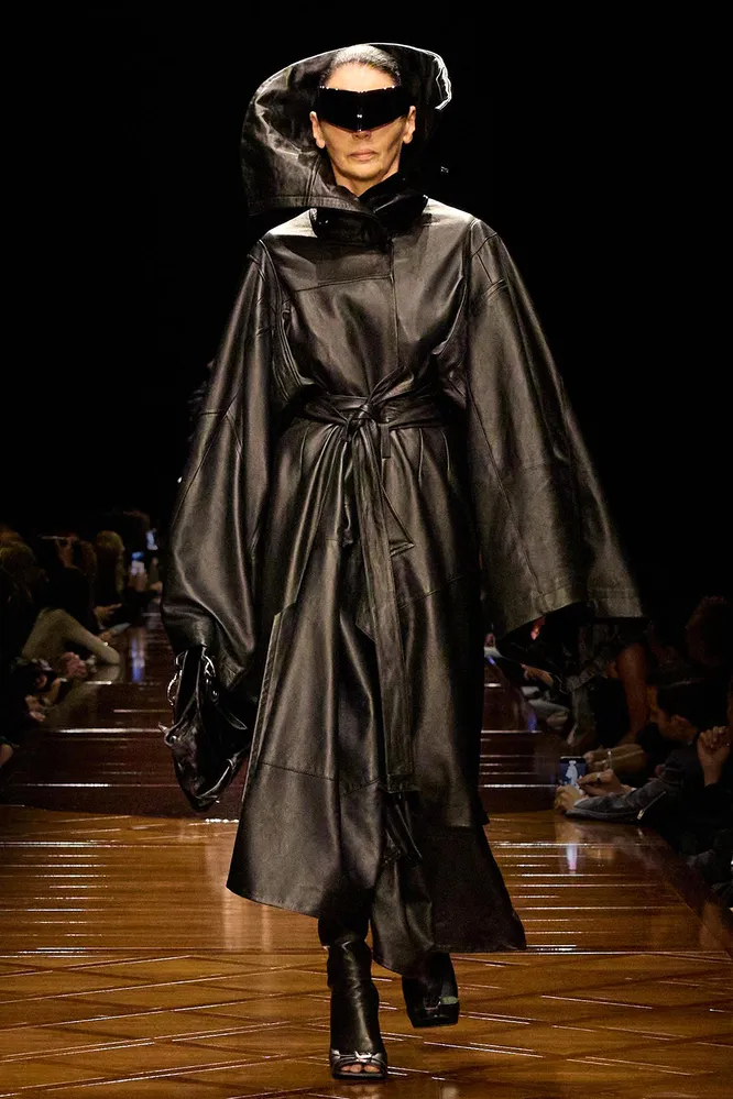 Balenciaga весна-лето 2025
