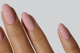 Этот модный оттенок маникюра заменит нюд в новом сезоне