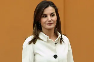 Юбка-карандаш и белый жакет: королева Летиция в образе Джеки Кеннеди