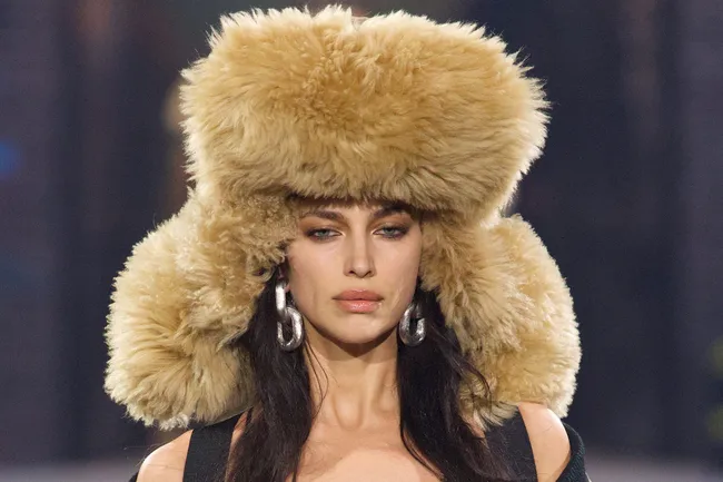 Где купить трендовую шапку из эко-меха