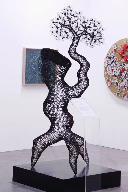 Lee Gil Rae. Human-shaped Pine Tree, 2015 год. Стенд Opera Gallery Lee Gil Rae. Human-shaped Pine Tree, 2015 год. Стенд Opera Gallery