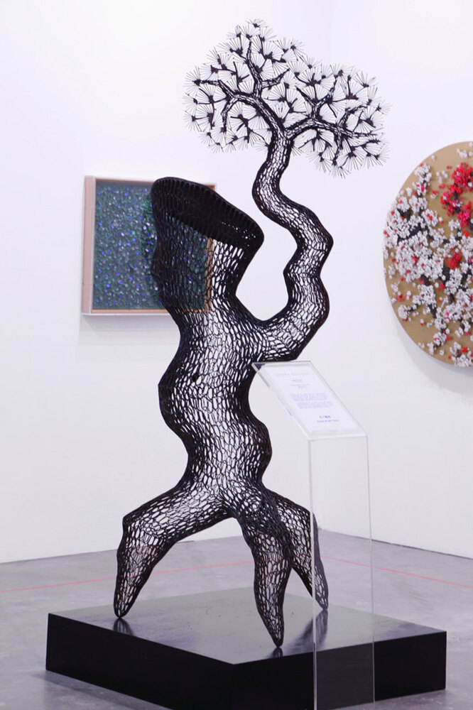 Lee Gil Rae. Human-shaped Pine Tree, 2015 год. Стенд Opera Gallery