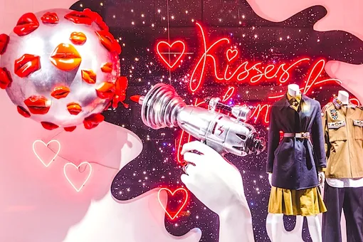 За стеклом: космические витрины ЦУМа За стеклом: космические витрины ЦУМа